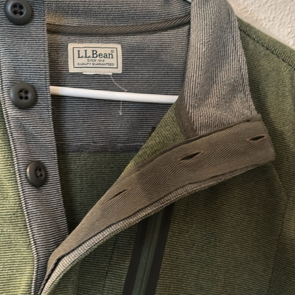 L.L Bean quarter button down size is missing fits like a XL - Picture 3 of 5